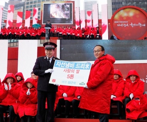 チャン・グンソクが「救世軍慈善鍋募金」初日の慈善鍋に愛の米5トン(10kg 500包)を寄付し、慈善鍋のスタートテープを切った。写真=ドリーミー チャン・グンソクが「救世軍慈善鍋募金」初日の慈善鍋に愛の米5トン(10kg 500包)を寄付し、慈善鍋のスタートテープを切った。写真=ドリーミー