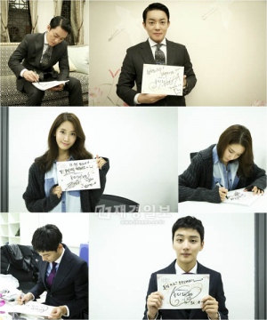 KBS 2TV 新月火ドラマ『総理と私』が9日、イ・ボムス、少女時代ユナ、ユン・シユンが直筆メッセージを書いた台本とともに撮った写真を公開し、話題となっている。 KBS 2TV 新月火ドラマ『総理と私』が9日、イ・ボムス、少女時代ユナ、ユン・シユンが直筆メッセージを書いた台本とともに撮った写真を公開し、話題となっている。