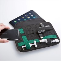 小型アクセサリ類などをゴムバンドで固定して収納できるサンワサプライのタブレット用インナーケース 小型アクセサリ類などをゴムバンドで固定して収納できるサンワサプライのタブレット用インナーケース