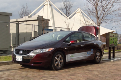 ホンダの燃料電池電気自動車「FCXクラリティ」（写真提供：ホンダ）