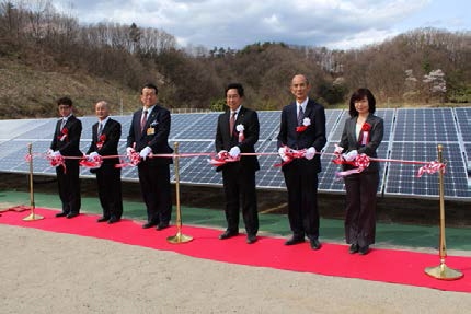 長野県飯田市の牧野光朗市長を迎えて行われた「第一実業飯田太陽光発電所」のテープカット（第一実業の発表資料より）