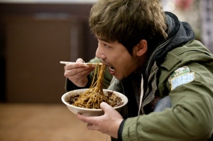 俳優カン・ジファンがジャージャー麺を食べているシーンが公開された。写真＝キム・ジョンハクプロダクション