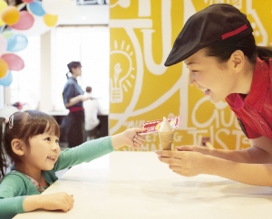 日本マクドナルドは、子供がマクドナルドでの注文を体験できる「ミニソフト」の無料注文券をプレゼントする「ハッピーチャレンジの日」を5月5日に実施する。