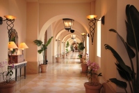 ホテル日航アリビラの鉄板焼「護佐丸」は、ホテル開業20周年を記念して近江牛100%のハンバーグをメインディッシュとした鉄板焼のディナーコースを販売する。 ホテル日航アリビラの鉄板焼「護佐丸」は、ホテル開業20周年を記念して近江牛100%のハンバーグをメインディッシュとした鉄板焼のディナーコースを販売する。