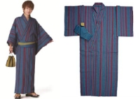 AAAコラボ浴衣「しじらストライプセット」と「巾着」。左は西島隆弘さん。