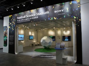 ソニーの体験型科学館「ソニー・エクスプローラサイエンス」で、企画展「Football　Science　Stadium～サッカーがもっとおもしろくなる科学」を8月31日まで開催している。