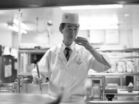 ホテル日航アリビラの日本料理、琉球料理「佐和」は28日、18年前に「料理の鉄人」に出品した料理を再現した会席料理を期間限定で販売すると発表した。