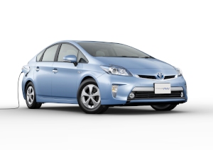 トヨタ自動車、日産自動車、本田技研工業(ホンダ)、三菱自動車工業(三菱自)の4社は、電気自動車(EV)、プラグインハイブリッド車(PHEV・PHV)向けの充電用インフラの普及に向け、新会社「合同会社日本充電サービス」を設立した。写真は、トヨタの「プリウスPHV」 トヨタ自動車、日産自動車、本田技研工業(ホンダ)、三菱自動車工業(三菱自)の4社は、電気自動車(EV)、プラグインハイブリッド車(PHEV・PHV)向けの充電用インフラの普及に向け、新会社「合同会社日本充電サービス」を設立した。写真は、トヨタの「プリウスPHV」