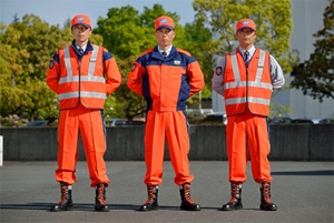 日本自動車連盟(JAF)はロードサービス隊員の制服をリニューアルした。 日本自動車連盟(JAF)はロードサービス隊員の制服をリニューアルした。