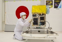 ロケット搭載準備中の「ほどよし4号」(ヤスネ基地にて) ロケット搭載準備中の「ほどよし4号」(ヤスネ基地にて)