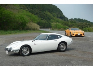 ヤマハ発動機とトヨタのエンジン開発・生産の協業関係は1964年の2000GTから始まり、50年におよぶ蜜月関係にあるといえる。写真後方はレクサスLFA。 ヤマハ発動機とトヨタのエンジン開発・生産の協業関係は1964年の2000GTから始まり、50年におよぶ蜜月関係にあるといえる。写真後方はレクサスLFA。