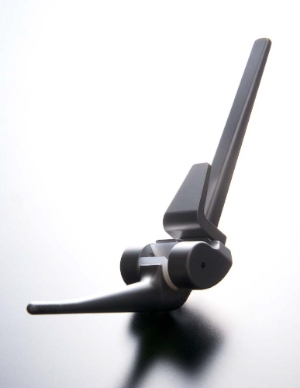 岡山大学の西田圭一郎准教授らによる研究グループが京セラメディカルと共同で開発した、重症肘関節破壊にも対応した新しい人工肘関節(岡山大学の発表資料より) 岡山大学の西田圭一郎准教授らによる研究グループが京セラメディカルと共同で開発した、重症肘関節破壊にも対応した新しい人工肘関節(岡山大学の発表資料より)