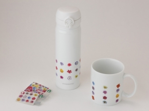 スターバックスから、藤原ヒロシ氏が主宰するデザインプロジェクト “フラグメントデザイン” のプロデュースによる、フラワーモチーフのタンブラーとマグカップ、2種類のミニスターバックスカードが登場する。 スターバックスから、藤原ヒロシ氏が主宰するデザインプロジェクト “フラグメントデザイン” のプロデュースによる、フラワーモチーフのタンブラーとマグカップ、2種類のミニスターバックスカードが登場する。