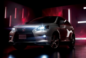 トヨタ自動車はレクサスの「RX450h」「RX350」「RX270」に特別仕様車「Radiant Aero Style」を設定し、8月4日に発売する。 トヨタ自動車はレクサスの「RX450h」「RX350」「RX270」に特別仕様車「Radiant Aero Style」を設定し、8月4日に発売する。