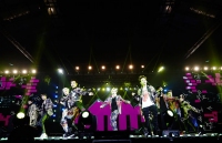 初の単独ツアーで世界中のファンを魅了しているEXOが、ソウル、香港、中国(武漢・重慶・成都)に続き、台湾コンサートも大成功させ、再び熱い人気を証明した。 初の単独ツアーで世界中のファンを魅了しているEXOが、ソウル、香港、中国(武漢・重慶・成都)に続き、台湾コンサートも大成功させ、再び熱い人気を証明した。