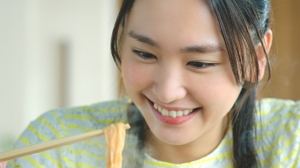 新垣結衣さんが出演する日清食品のチキンラーメン新テレビCM「勝負篇」の放映が17日よりスタートした。