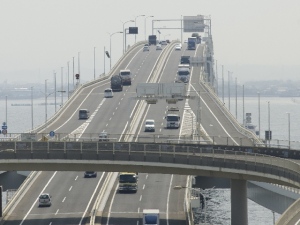 高速道路のETC休日割引が7月から縮小した。08年に割引の財源として確保していた3兆円の国費は、すでに13年で使い切っており、今回の高速道路料金の割引引き下げは避けられない状況だった。今後さらなる修繕費の増加が見込まれており、高速道路無料化計画は白紙となる可能性が高い。 高速道路のETC休日割引が7月から縮小した。08年に割引の財源として確保していた3兆円の国費は、すでに13年で使い切っており、今回の高速道路料金の割引引き下げは避けられない状況だった。今後さらなる修繕費の増加が見込まれており、高速道路無料化計画は白紙となる可能性が高い。