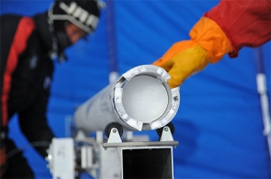 第51次日本南極地域観測隊が2010年に掘削した2本目のアイスコアの断面（理化学研究所の発表資料より）