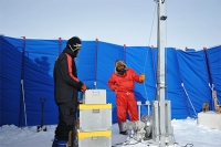 第51次日本南極地域観測隊が2本目のアイスコアを掘削するところ（理化学研究所の発表資料より）