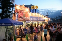 樽生のドイツビールが楽しめるビアガーデン『歌舞伎町ルネッサンス！新宿オクトーバーフェスト』が、8月1日から10日まで大久保公園に登場する。写真は2013年度の様子。