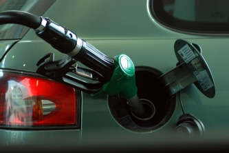 1996年頃に小売価格で50円/ℓ程度だったレギュラーガソリンの価格は、3度の石油危機を経て激しく変動し、現在では170円/ℓ程度までに上昇している。