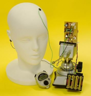 東京大学の眞溪歩准教授による研究グループが開発した電子回路を利用して脳の機能を操作できる手法(経頭蓋細胞外インピーダンス制御:tEIC)の模式図(東京大学の発表資料より) 東京大学の眞溪歩准教授による研究グループが開発した電子回路を利用して脳の機能を操作できる手法(経頭蓋細胞外インピーダンス制御:tEIC)の模式図(東京大学の発表資料より)