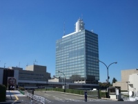 NHKの籾井会長は7月、放送法の改正により、パソコンやスマートフォンを使いネット上でテレビ放送と同時に番組を観られるようにする「同時再送信」を、3年以内に実現するとコメントした。