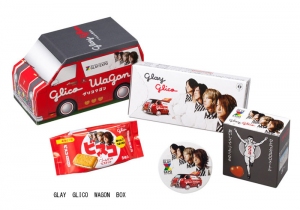 江崎グリコは、『20th Anniv．GLAY EXPO 2014 TOHOKU』参加記念して、GLAYとのコラボレーション商品「GLAYGLICOWAGONBOX」を、数量限定で発売する。