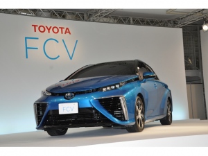 トヨタが年内に発売に踏み切る燃料電池自動車「FCV」、政府はFCV購入時に1台あたり200-300万円の補助金を出すことを検討している。
