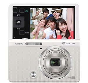 自分撮りやみんな撮りに便利なチルト液晶を搭載するデジタルカメラ「エクシリム」の新製品「EX-ZR50」