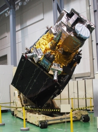 三菱電機は、気象庁から受注した静止気象衛星「ひまわり8号」の製造を完了した。