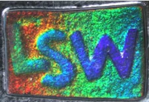 北海道大学の龔教授らによる研究グループが開発した構造色ゲルからなるカラーディスプレイで「LSW」の文字を表示したところ（北海道大学の発表資料より）