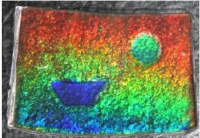 北海道大学の龔教授らによる研究グループが開発した構造色ゲルからなるカラーディスプレイで絵柄を表示したところ（北海道大学の発表資料より）