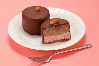 シャトレーゼは、「やさしい糖質生活」から新製品「やさしい糖質生活ムースケーキショコラ＆フランボワーズ」を発売する。