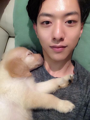 CNBLUEのイ・ジョンシンが、自身のツイッターで彼が育てているゴールデンレトリバーの男の子「シンバ」とのツーショット写真を公開した。写真=イ・ジョンシンのツイッター CNBLUEのイ・ジョンシンが、自身のツイッターで彼が育てているゴールデンレトリバーの男の子「シンバ」とのツーショット写真を公開した。写真=イ・ジョンシンのツイッター