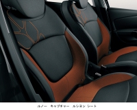 コンパクトクロスオーバー「ルノー キャプチャー」の内外装にオレンジ色を配した限定車「ルノー キャプチャー ルシヨン」。