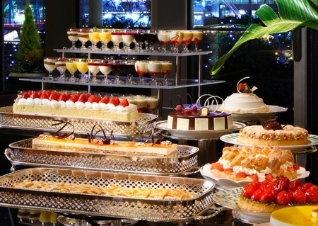 横浜ベイホテル東急のナイトタイムデザートブッフェ「スィートジャーニー」で、『ぶどうのミニパフェ』が期間限定で提供される。