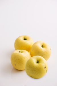 オイシックスは、ワケありの青森県産のりんごを、「おいしさ白星りんご」として、正規品より30%程度価格を抑えて販売開始した。