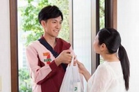 セブンイレブンは、食事を届けるサービスの「セブンミール」を10月13日より香川県、徳島県、愛媛県の四国3県で開始する。写真は、配達時のイメージ。