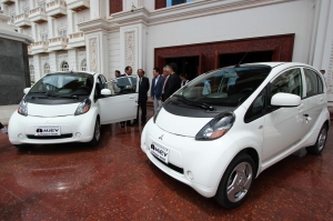 三菱自動車がラオス政府に寄贈した電気自動車（EV）「i-MiEV（アイ・ミーブ）」（写真提供：三菱自動車）