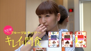 アサヒフードアンドヘルスケアは、神田沙也加さんを起用した新商品『キレイな間食』のTVCM「がんばるって甘酸っぱい篇」を放映している。