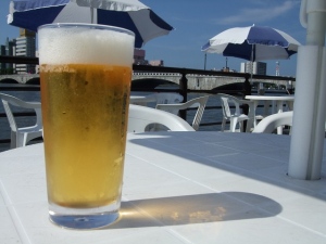 ビールはキリッと冷えていないと……という方も多いと思うが、ラガーに比べ苦味の薄い分、少しぬるくなっても美味しいのもエールの魅力。ドイツの秋祭り「オクトーバーフェスト」を参考にした秋の地ビール祭りも各地で行われているので、足を運んでみてはいかがだろうか。 ビールはキリッと冷えていないと……という方も多いと思うが、ラガーに比べ苦味の薄い分、少しぬるくなっても美味しいのもエールの魅力。ドイツの秋祭り「オクトーバーフェスト」を参考にした秋の地ビール祭りも各地で行われているので、足を運んでみてはいかがだろうか。