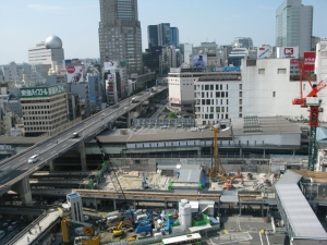 9月下旬の渋谷駅。東横線旧渋谷駅は、旧1番線の基礎を残して、ほぼ解体が終わった。ここに高さ約180m、34階建ての高層ビルが建てられる。渋谷・代官山遊歩道の起点は南端(写真の左側)となる。 9月下旬の渋谷駅。東横線旧渋谷駅は、旧1番線の基礎を残して、ほぼ解体が終わった。ここに高さ約180m、34階建ての高層ビルが建てられる。渋谷・代官山遊歩道の起点は南端(写真の左側)となる。