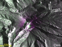 御嶽山山頂の降灰堆積（紫に見えるところ、JAXAの発表資料より）