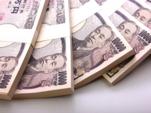 経団連の榊原定征会長が政治献金の再開を表明。献金先政党についての判断はあくまで会員企業の自主性によるものとしているが、法人税引き下げの見返りとして自民党へ寄せられることになりそうだ。 経団連の榊原定征会長が政治献金の再開を表明。献金先政党についての判断はあくまで会員企業の自主性によるものとしているが、法人税引き下げの見返りとして自民党へ寄せられることになりそうだ。