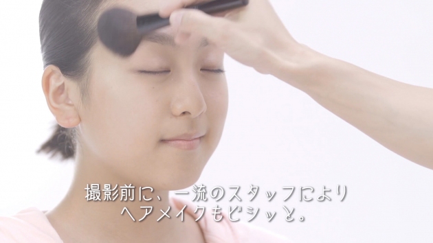 王子ネピアのイメージキャラクターである浅田真央さんが保湿ティシュ「nepia鼻セレブ」のオリジナルデザイン作成を体験した。