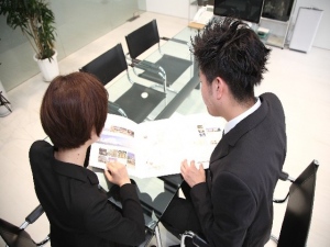 塩崎厚生労働大臣は10月9日、東京都内で経団連の幹部と会談した。その席上で、長時間労働の影響は深刻だとして、各企業が、有給休暇の取得の促進や残業時間を減らすことに積極的に取り組むよう協力を求めた。現在、政府は労働環境の是正に力を入れている。 塩崎厚生労働大臣は10月9日、東京都内で経団連の幹部と会談した。その席上で、長時間労働の影響は深刻だとして、各企業が、有給休暇の取得の促進や残業時間を減らすことに積極的に取り組むよう協力を求めた。現在、政府は労働環境の是正に力を入れている。