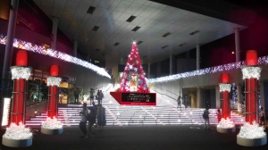 ダイバーシティ東京プラザは、男性デュオ・東方神起とコラボレーションしたイルミネーション『ILLUMINATION WITH RED』を、10月30日(木)より来年1月13日(火)に実施する。