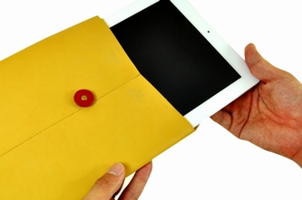 スティーブ・ジョブズのプレゼンスタイルを再現した本革封筒ケースのシリーズ「M LEATHER」から、iPad Air 2、iPad Air対応の『M LEATHER Envelope for iPad』が発売された。
