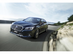 全長×全幅×全高は4795×1840×1500mm、ホイールベースは2750mm。このサイズをトヨタ・クラウンの寸法4895×1800×1450mm、ホイールベース2850mm、クラウン・アスリートS(2.5リッター・ガソリン車)車重1660kgと比べると、レガシィB4はクラウンに比べて、かなり短く・広く・やや高いのだが、そのボディの大きさの割に車重は相当にダイエットしたとみえ、四輪駆動のメカニズムを搭載しながらクラウンよりも100kg以上軽い1530kgに抑えられている 全長×全幅×全高は4795×1840×1500mm、ホイールベースは2750mm。このサイズをトヨタ・クラウンの寸法4895×1800×1450mm、ホイールベース2850mm、クラウン・アスリートS(2.5リッター・ガソリン車)車重1660kgと比べると、レガシィB4はクラウンに比べて、かなり短く・広く・やや高いのだが、そのボディの大きさの割に車重は相当にダイエットしたとみえ、四輪駆動のメカニズムを搭載しながらクラウンよりも100kg以上軽い1530kgに抑えられている